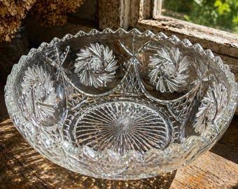 Vintage zwaar geslepen glazen sokkelkom 10" middenstuk, serveerschaal met pinwheelpatroon, zaagtandrand, tafeldecoratie bruiloftscadeau