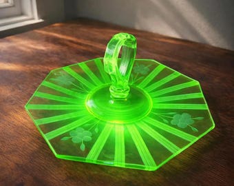 Bandeja vintage de cristal de uranio con asa, plato de servir verde brillante, bandeja para sándwiches con grabado floral, regalo de anfitriona estilo art déco
