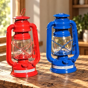 Peut inclure: Deux lanternes tempête, une rouge et une bleue, dotées de globes en verre transparent, de cadres en métal et de poignées supérieures. Chaque lanterne porte une étiquette blanche sur la base avec le texte DO NOT FILL ABOVE THIS LINE.