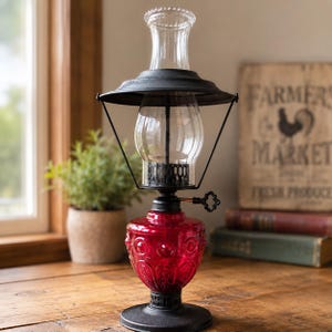 Vintage Hong Kong orkaan olielamp met robijnrode glazen voet, 43 cm hoge stalen petroleumlamp.