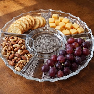Könnte beinhalten: Ein Set aus drei Keramikbechern mit gesprenkelter, matter Oberfläche. Die Becher sind in den Farbtönen Creme, Hellgrau und Dunkelgrau gehalten. Jeder Becher hat ein schlichtes, minimalistisches Design, ideal für Kaffee oder Tee.