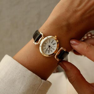 Vanessa guldfärgad oval klocka med svart krokodilskinnsarmband, klassisk armbandsur med romerska siffror, tidlös present till hennes flickväns årsdag