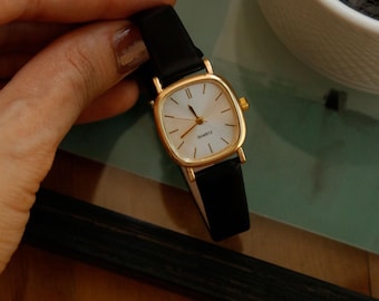 Reloj de pulsera Gold Cushion, correa minimalista de cuero negro, estilo vintage, ideal para mujer. Un regalo perfecto para aniversario, novia, San Valentín o mamá.