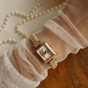 Vintage Gold Pearl Women’s Watch Elegant Bracelet Style Wristwatch Retro Jewelry Classic Small Dial Gift for Her Luxury Crystal Watch