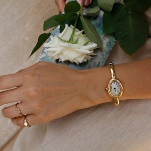 女性用ゴールドトーンステンレススチールブレスレットウォッチ、オーバルローマ数字ダイヤル、クォーツムーブメント、誕生日記念日ガールフレンド母親ギフト