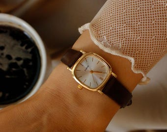 269 稼働 GIVENCHY　箱付き ゴールド ローマン文字 レディース　時計 GIVENCHY（ジバンシィ） MILLESIME 2000 西暦2000年記念モデル REG
