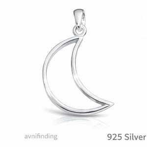 Könnte beinhalten: Silberner Halbmond-Anhänger mit einer Schlaufe für eine Kette. Der Anhänger hat ein minimalistisches Design und ist aus poliertem Metall gefertigt. Der Text "925 Silver Bezel" steht unten.
