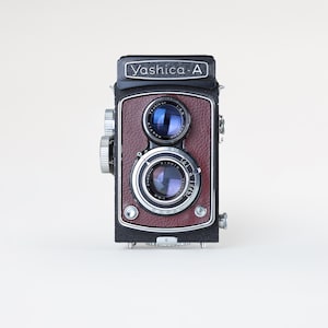 Yashica A TLR Filmkamera - 80 mm Yashikor Objektiv, neu beledert