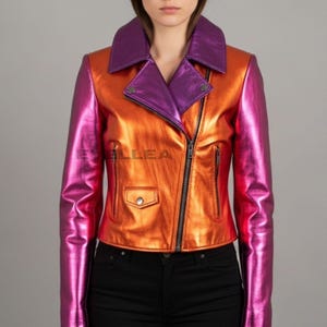 Pode incluir: Um conjunto de três canecas de cerâmica com acabamento fosco e salpicado. As canecas são em tons de creme, cinza claro e cinza escuro. Cada caneca tem um design simples e minimalista, perfeito para café ou chá.