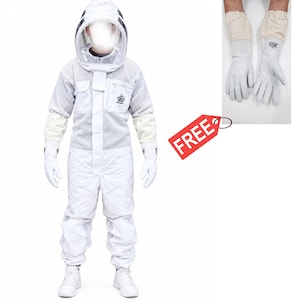 Puede incluir: Un traje de apicultor blanco con capucha de velo de malla, mangas largas con puños elásticos y bolsillos delanteros. El traje incluye un par de guantes protectores blancos a juego con puños largos. Se ve una etiqueta roja con la palabra FREE.