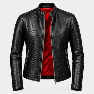 Puede incluir: Una chaqueta negra con un patrón texturizado de piel de serpiente, que presenta un cuello alzado con dos botones a presión plateados, una cremallera frontal completa, dos bolsillos laterales con cremallera y un forro interior rojo brillante.