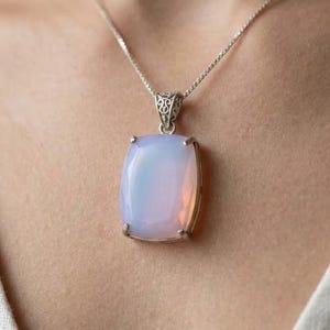 Premium Pink Opal Sterling Silber Anhänger | 115Ct Kissenschliff Edelstein-Halskette | Handgemachter heilender Kristallschmuck | Weicher spiritueller Stein
