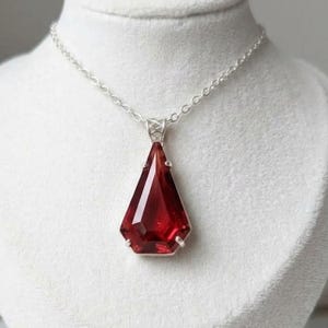 Colgante de rubí rojo de alta calidad, collar de plata de ley con corte geométrico elegante, joyería de la piedra natal de julio, idea de regalo romántico.