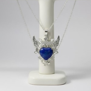Halsband med certifierat lapis lazuli-hänge | Hänge med naturligt blått kristall i bevingad skyddsinfattning | Ädelstenssmycken för skydd