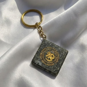 Llavero Om con mantra sánscrito dorado / Llavero de sanación energética espiritual / Amuleto de protección para meditación, yoga y atención plena /