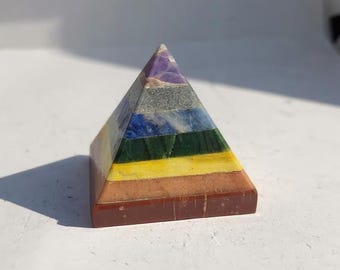 Piramide di cristallo dei 7 chakra / Torre energetica di pietre preziose stratificate certificate / Prisma fatto a mano per guarigione, meditazione e Feng Shui /