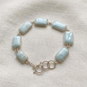 Hellblaues Larimar Armband 75Ct | Rechteckiger Kristallschmuck für Heilung, Frieden & Klarheit | Spirituelles Geschenk für Frauen mit Toggle Verschluss