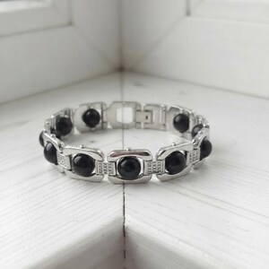 Natural karungali bead bracelet for men and women, suitable for root chakra healing and meditation practice.