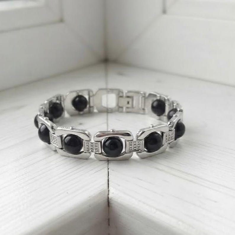 Natural karungali bead bracelet for men and women, suitable for root chakra healing and meditation practice.
