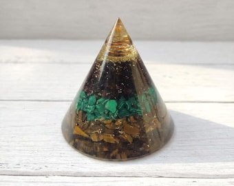 Energiekegelpiramide van orgonite: lagen tijgeroog, turkoois en amethist met koperen spoel voor aurareiniging, meditatie en afstemming van chakra's