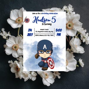 Könnte beinhalten: Eine Geburtstagseinladung mit einer Cartoon-Illustration von Captain America. Die Einladung enthält den Text "Hudson 5 is turning" und Veranstaltungsdetails. Weiße Blumen umgeben die Einladung vor dunklem Hintergrund.