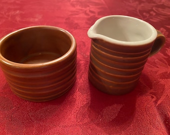 Conjunto vintage Hall de cremeira e açucareiro em cerâmica marrom.