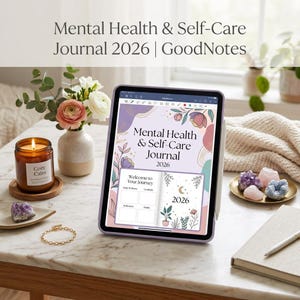 Peut inclure: Une tablette numérique affiche un "Journal de Santé Mentale et de Soins Personnels 2026" avec des illustrations florales. Une bougie allumée, des fleurs, des cristaux et un bracelet sont sur la table. La bougie porte le texte "Cozy Calm".