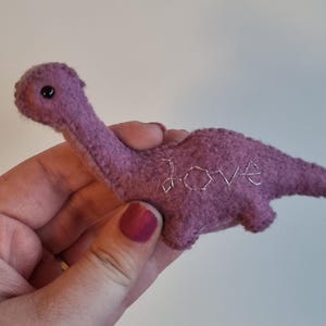 Dinosaurio de peluche de San Valentín Valendino, brontosaurio de fieltro de lana.