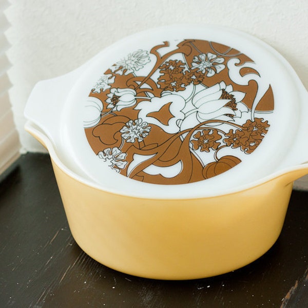 Pyrex Cinderella round casserole dish, 2.5qt yellow serving dish with Nouveau Floral lid