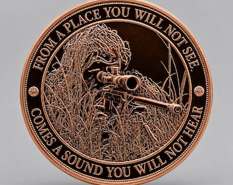 Puede incluir: Una moneda de desafío circular de tono cobre con un relieve de un francotirador con traje de camuflaje apuntando un rifle entre hierba alta. El texto dice: FROM A PLACE YOU WILL NOT SEE. COMES A SOUND YOU WILL NOT HEAR. Borde oscuro.