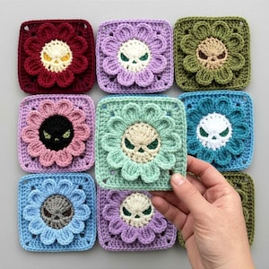 Może przedstawiać: Biały ceramiczny kubek z czarnym uchem i napisem "But First, Coffee" w stylu odręcznym. Kubek stoi na białej powierzchni. Kubek ma 10 cm wysokości.