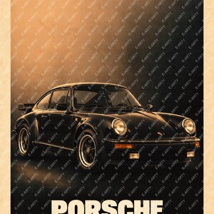 Peut inclure: Une affiche représentant une voiture de sport Porsche 930 Turbo noire centrée sur un fond dégradé passant du beige clair au brun foncé. Le texte PORSCHE 930 TURBO est imprimé en grandes lettres capitales blanches en bas.