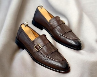 Zapatos mocasines de cuero marrón hechos a mano y a medida para hombre.