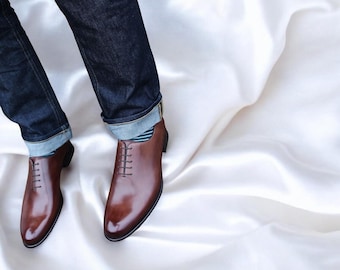 Zapatos formales de vestir Oxford de cuero rojo, hechos a mano y a medida para hombre, con cordones y corte en una sola pieza.