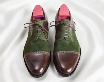 Chaussures habillées marrons en daim vertes avec bouts pour hommes