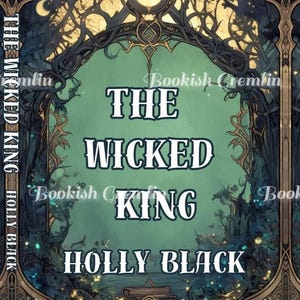 Op de afbeelding: Boekomslag voor "The Wicked King" van Holly Black. Het ontwerp heeft een teal achtergrond met sierlijke gouden en donkergroene accenten. De titel en de naam van de auteur staan in witte, gestileerde tekst. Het Bookish Cremlin-logo is ook zichtbaar.