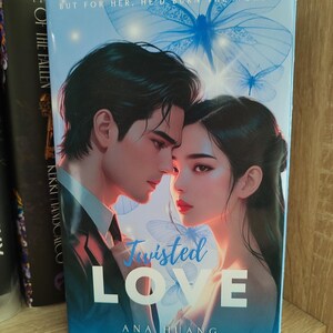 Pu&ograve; includere: Copertina di un libro con un'illustrazione romantica di un uomo e una donna. Il titolo "Twisted Love" &egrave; in grandi lettere stilizzate. La copertina presenta anche il nome dell'autore, Ana Huang, e la citazione "He has a heart of ice but for her, he'd burn the world."