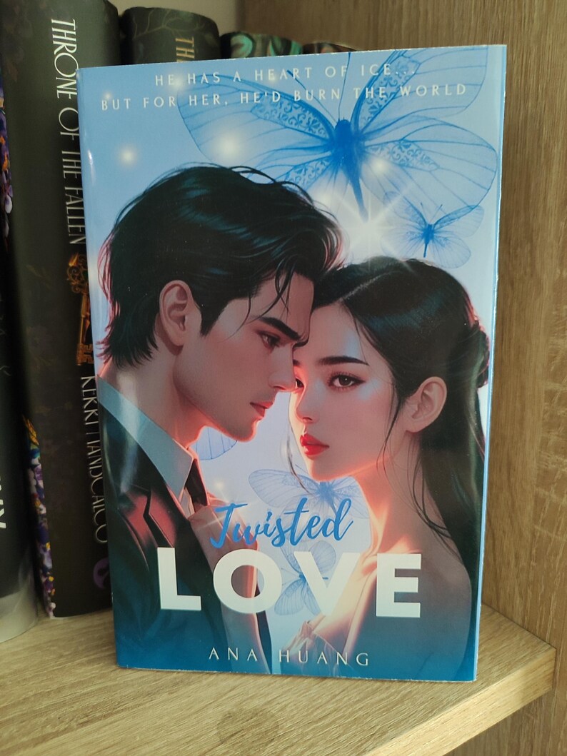 Pu&ograve; includere: Copertina di un libro con un'illustrazione romantica di un uomo e una donna. Il titolo "Twisted Love" &egrave; in grandi lettere stilizzate. La copertina presenta anche il nome dell'autore, Ana Huang, e la citazione "He has a heart of ice but for her, he'd burn the world."