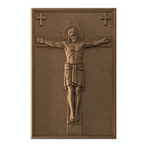 Puede incluir: Escultura en relieve de madera de Jesús en la cruz, con un halo y dos cruces arriba. La figura es detallada, con musculatura visible y tela drapeada. La talla está enmarcada.