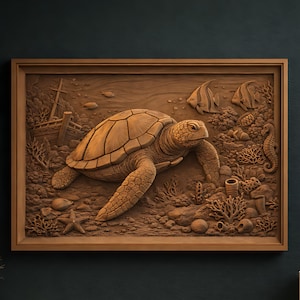 Könnte beinhalten: Gerahmtes Holzrelief mit einer Meeresschildkröte in einer Unterwasserszene. Das Kunstwerk zeigt ein Schiffswrack, Fische, Korallen und ein Seepferdchen, alles in Brauntönen geschnitzt.