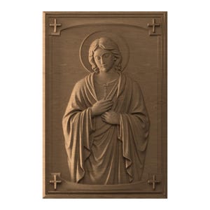 Puede incluir: Talla en relieve de madera de una figura religiosa, con halo y vestiduras drapeadas. La figura está centrada en un marco rectangular, con cruces en cada esquina. La talla es en tonos marrones.