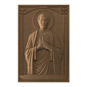 Puede incluir: Talla en relieve de madera de una figura religiosa con halo, manos juntas en oración y vestida con túnicas fluidas. La talla está enmarcada con un borde rectangular e incluye símbolos de cruz en las esquinas superiores. La figura tiene barba y mira hacia adelante.