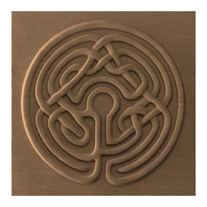 Puede incluir: Una talla circular de madera con un diseño de laberinto. El laberinto está tallado en la madera, creando un efecto tridimensional. El diseño presenta un punto central rodeado por un camino sinuoso, de color marrón claro.