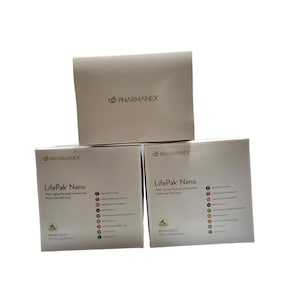 K&ouml;nnte beinhalten: Drei wei&szlig;e Schachteln mit LifePak Nano Nahrungserg&auml;nzungsmitteln. Die Schachteln tragen das "PHARMANEX"-Logo und den Text "LifePak Nano Anti-Aging durch verbesserte molekulare Abgabe". Jede Schachtel enth&auml;lt 60 P&auml;ckchen.