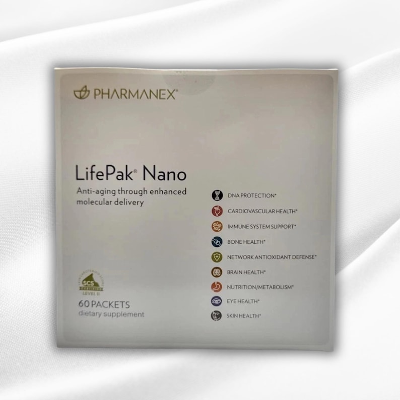 K&ouml;nnte beinhalten: Eine wei&szlig;e Schachtel mit LifePak Nano Nahrungserg&auml;nzungsmitteln. Die Schachtel tr&auml;gt den Markennamen "PHARMANEX" und Produktdetails, einschlie&szlig;lich "Anti-Aging durch verbesserte molekulare Abgabe". Es listet Vorteile wie DNA-Schutz und Immunsystemunterst&uuml;tzung auf. Enth&auml;lt 60 Packungen.