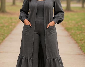 Conjunto de cárdigan y pantalón con volantes en color carbón