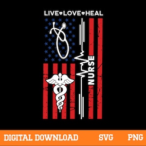 Puede incluir: Sobre un fondo negro, un diseño con la bandera estadounidense, un estetoscopio y las palabras "LIVE LOVE HEAL" en la parte superior. La palabra "NURSE" está alineada verticalmente. También hay un símbolo de caduceo. La parte inferior dice "DIGITAL DOWNLOAD SVG PNG".
