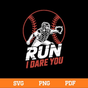 Puede incluir: Diseño gráfico negro con un receptor de béisbol en posición agachada, listo para atrapar una pelota. Una pelota de béisbol roja está detrás del receptor. El texto "RUN I DARE YOU" está en blanco y rojo.