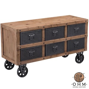 Pode incluir: Um móvel de armazenamento retangular de madeira com seis gavetas de metal preto com frentes perfuradas e puxadores de metal. A unidade é apoiada por quatro rodas de metal preto e inclui o texto OHM ORIGINAL HAND MADE no canto.