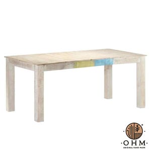Puede incluir: Una mesa de comedor rectangular construida en madera de tono claro con un acabado desgastado. La mesa cuenta con cuatro patas robustas y un faldón lateral con sutiles toques de pintura amarilla y azul descolorida. El logo OHM ORIGINAL HAND MADE es visible.